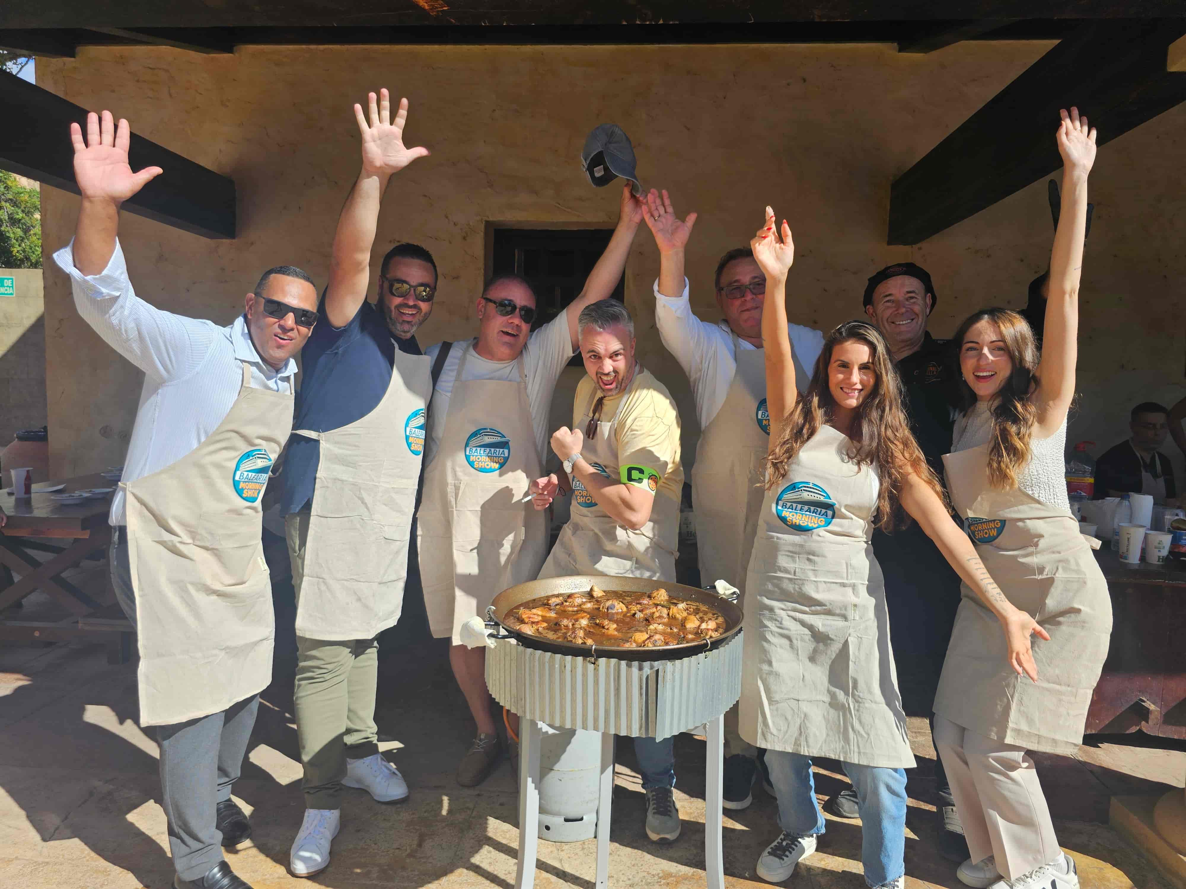 Equipo celebrando con su paella durante un teambuilding en Terra Mítica
